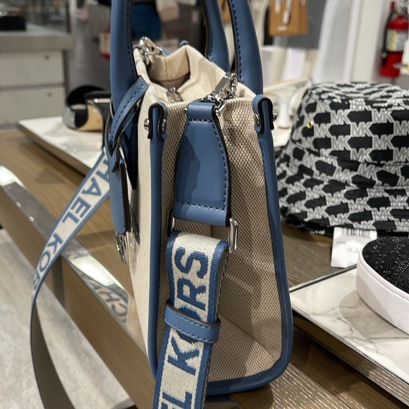 Michael Kors Mirella Small Shopper Top Zip Logo Crossbody XBODY Bag MK
Denim
NWT - Picture 3 of 16